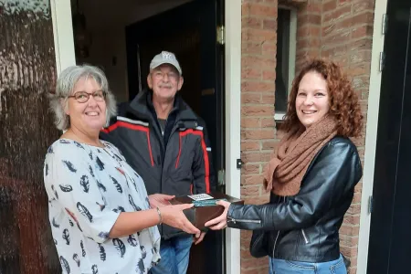 Verras je Beste Buren met een taartje!