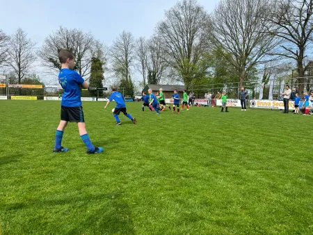 Zonnig schoolvoetbaltoernooi groot succes