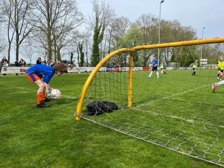 Zonnig schoolvoetbaltoernooi groot succes