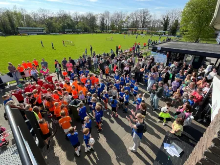 Zonnig schoolvoetbaltoernooi groot succes
