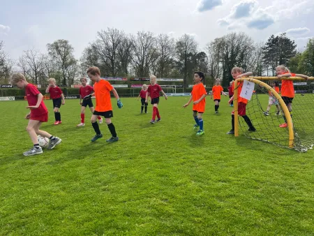 Zonnig schoolvoetbaltoernooi groot succes