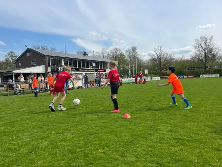 Zonnig schoolvoetbaltoernooi groot succes