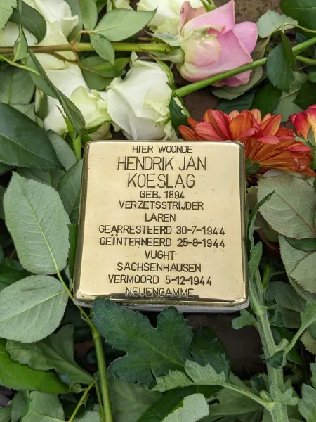 Stolperstein Hendrik Jan Koeslag, politiek gevangene en verzetsheld