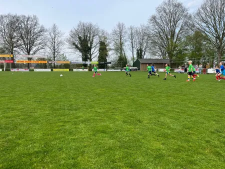 Zonnig schoolvoetbaltoernooi groot succes