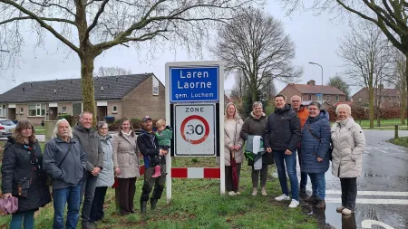 Onthulling nieuwe komborden in Laorne