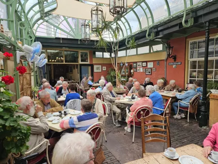 Gezellige dagtocht naar Doesburg voor Laren & Oranje en Reisclub Oolde