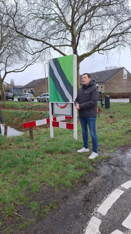 Onthulling nieuwe komborden in Laorne