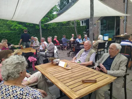 Gezellige dagtocht naar Doesburg voor Laren & Oranje en Reisclub Oolde