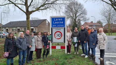 Onthulling nieuwe komborden in Laorne